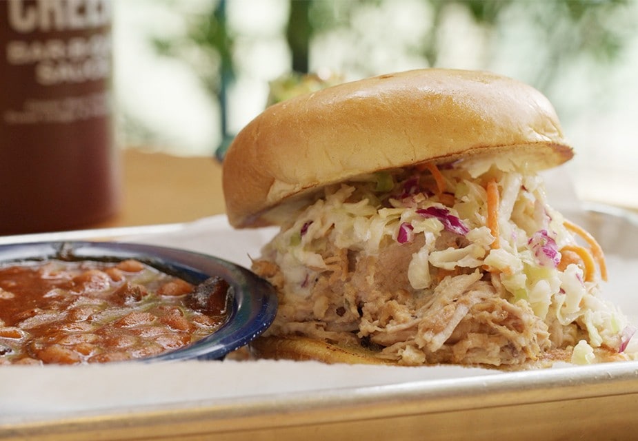 Le porc entier sur le barbecue de chez Pat Martin’s 